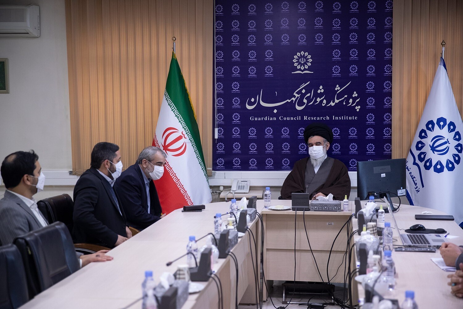 بازدید آیت الله حسینی خراسانی از پژوهشکده شورای نگهبان/ دانش، ادب و جوانی اعضای پژوهشکده شورای نگهبان تحسین کننده است