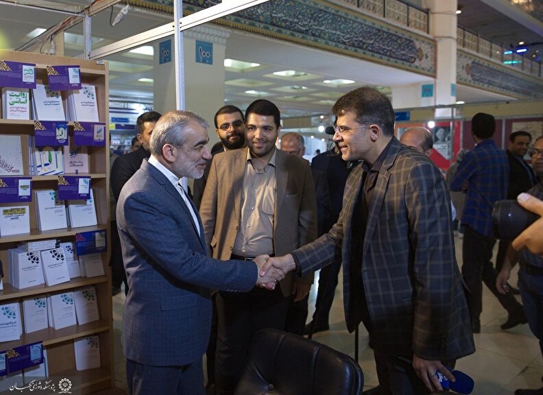 گزارش تصویری بازدید دکتر کدخدایی از نمایشگاه کتاب