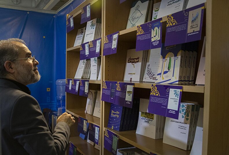 حضور دکتر ره‌پیک در غرفه انتشارات پژوهشکده شورای نگهبان