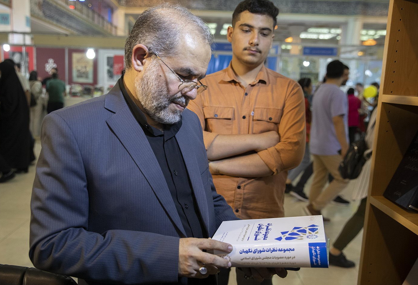 حضور دکتر رهپیک در غرفه انتشارت پژوهشکده شورای نگهبان