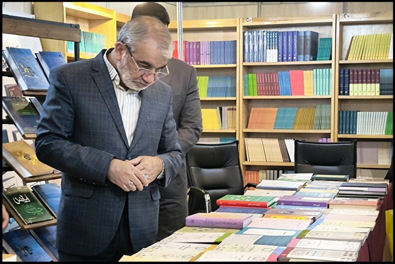 فیلم/بازدید دکتر کدخدایی از سی‌و‌پنجمین نمایشگاه بین‌المللی کتاب تهران