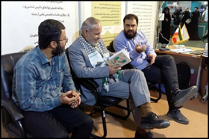 بازدید دکتر صادقی مقدم، عضو حقوقدان شورای نگهبان از غرفه انتشارات پژوهشکده شورای نگهبان