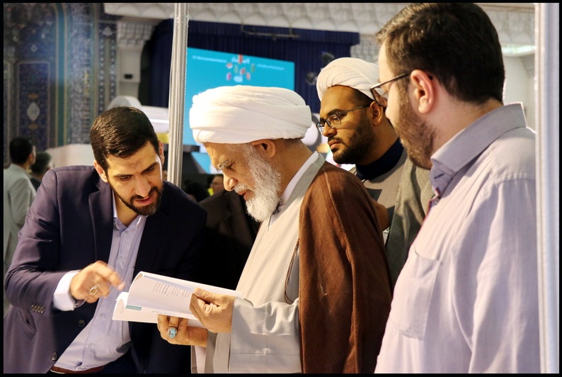 بازدید آیت‌الله کعبی، عضو مجلس خبرگان رهبری از غرفه انتشارات پژوهشکده شورای نگهبان