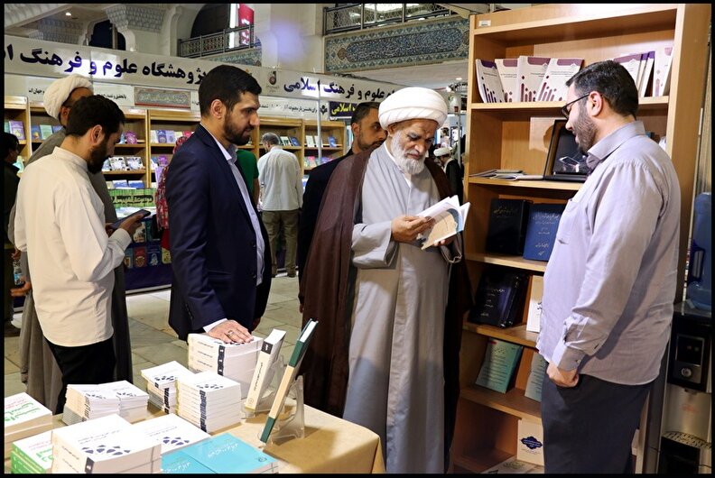 بازدید آیت‌الله کعبی، عضو مجلس خبرگان رهبری از غرفه انتشارات پژوهشکده شورای نگهبان